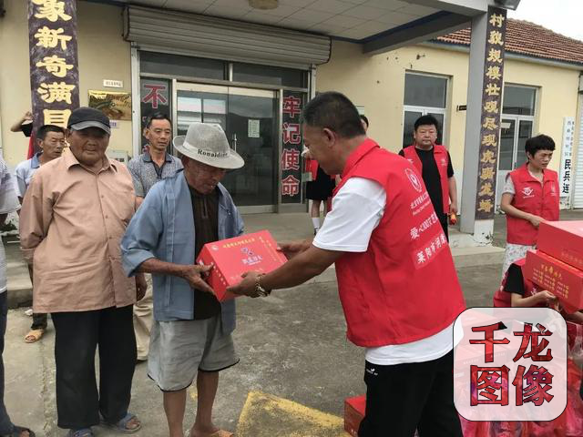 疫情态势向好，北京慈善义工下乡送温暖.png