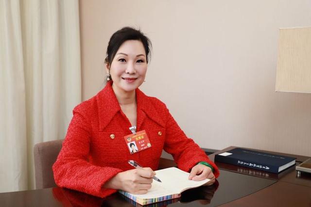 全国政协委员、香江集团总裁翟美卿 鼓励社会监督助推慈善公信力建设.jpeg